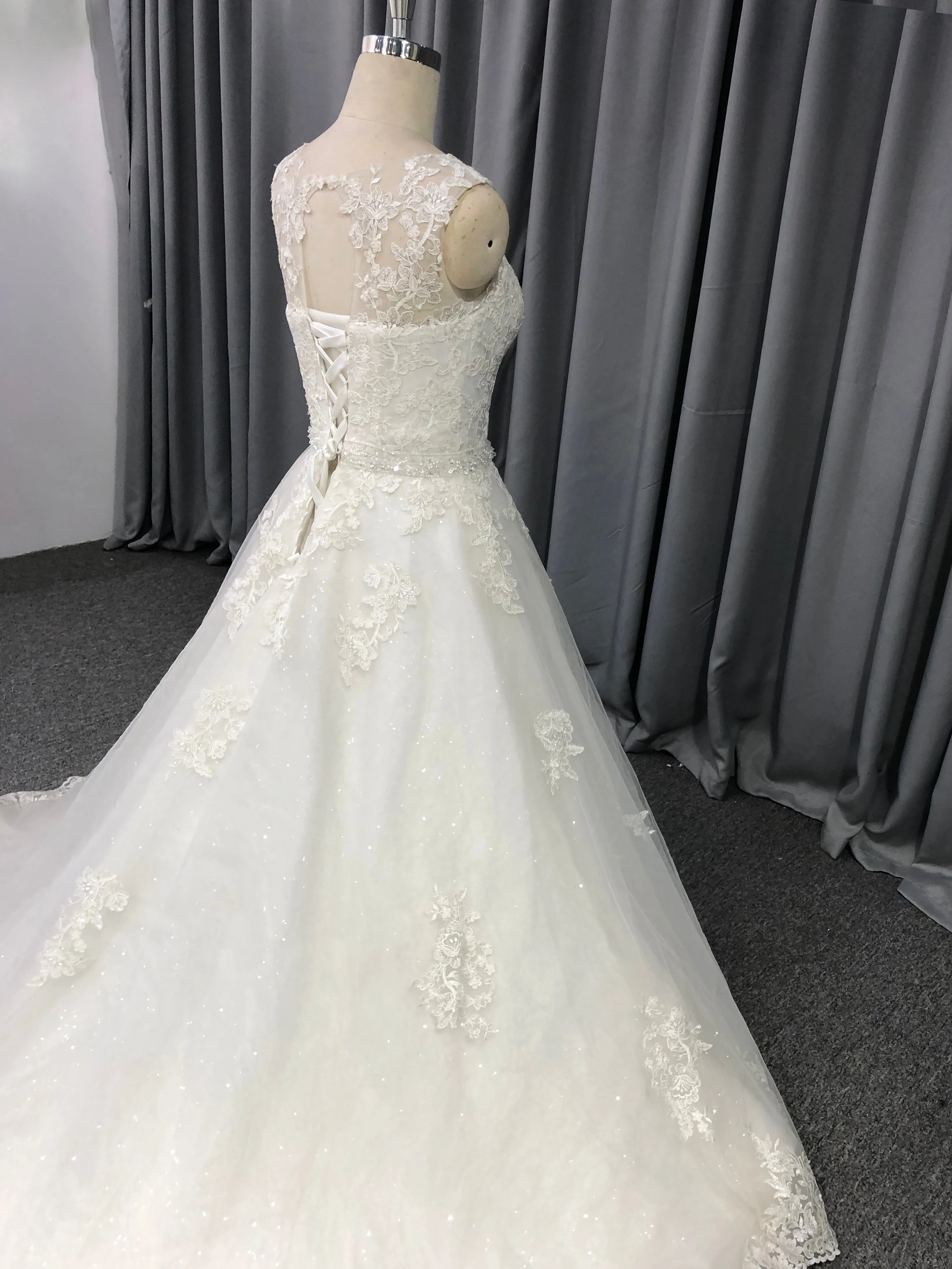 Elegant Bateau Sweep Train Tulle Lace Wedding Dresses With Sequins