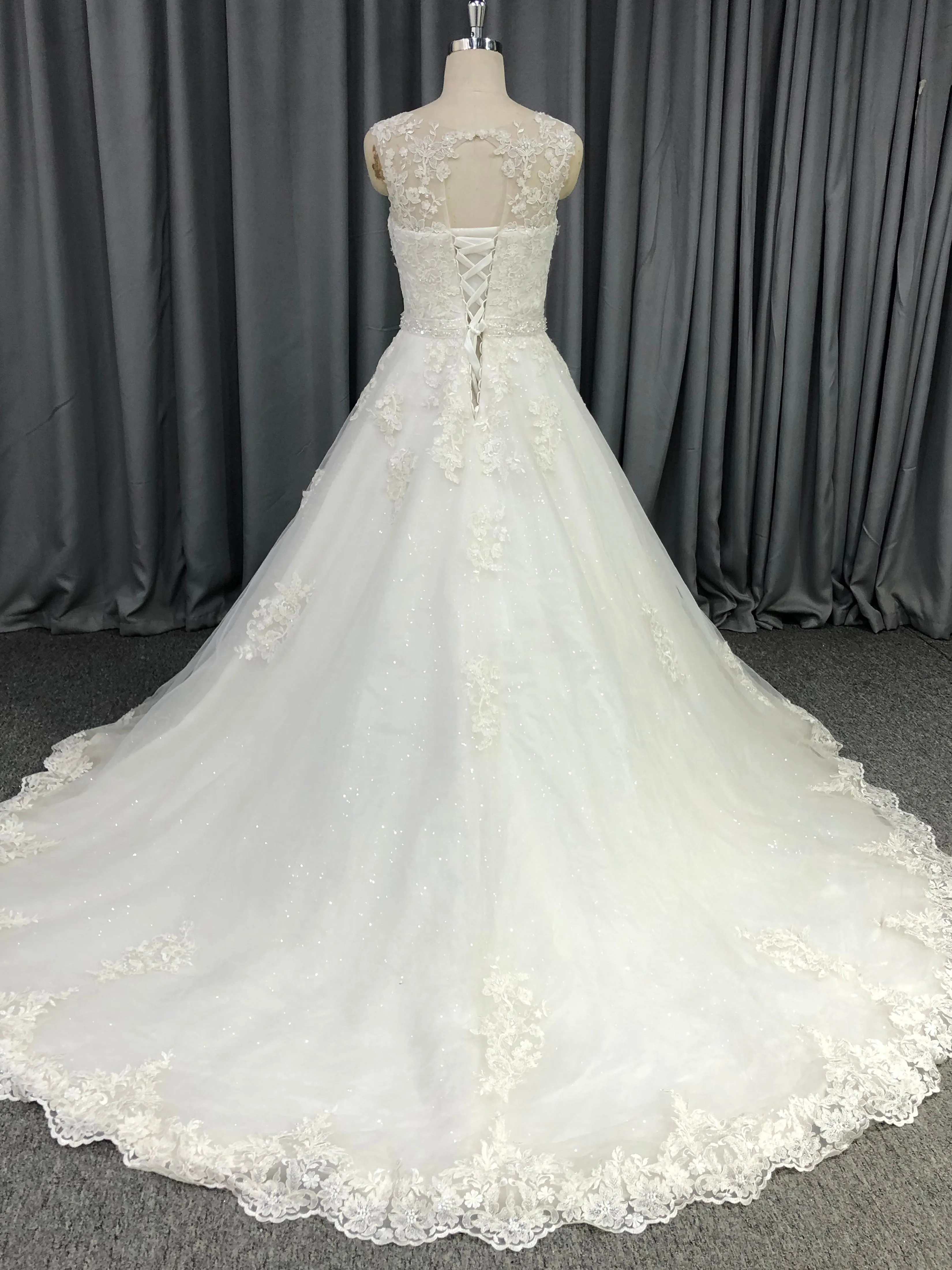Elegant Bateau Sweep Train Tulle Lace Wedding Dresses With Sequins
